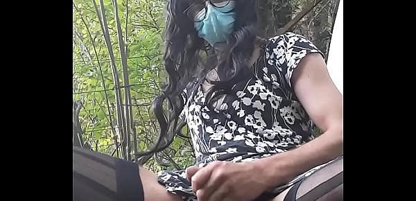  Travesti ce masturbe dans les bois